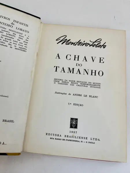 Foto de um(a) ​ Livro capa dura A Chave do Tamanho - Monteiro Lobato 1957, da categoria de Livros. Livro capa dura A Chave do Tamanho, de Monteiro Lobato, de 1957. Marcas do tempo e uso como nas fotos. Ilustrado. 193... Mostrado de uma perspectiva diferente. Vendido no marketplace Trésors.