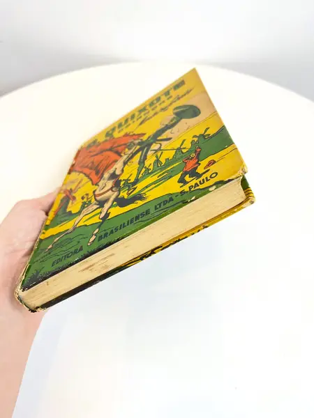 Foto de um(a) ​Livro capa dura Dom Quixote das Crianças - Monteiro Lobato 1957, da categoria de Livros. Livro capa dura D. Quixote das Crianças, contado por Dona Benta, de Monteiro Lobato. De 1957. Marcas do tempo e uso como nas... Mostrado de uma perspectiva diferente. Vendido no marketplace Trésors.
