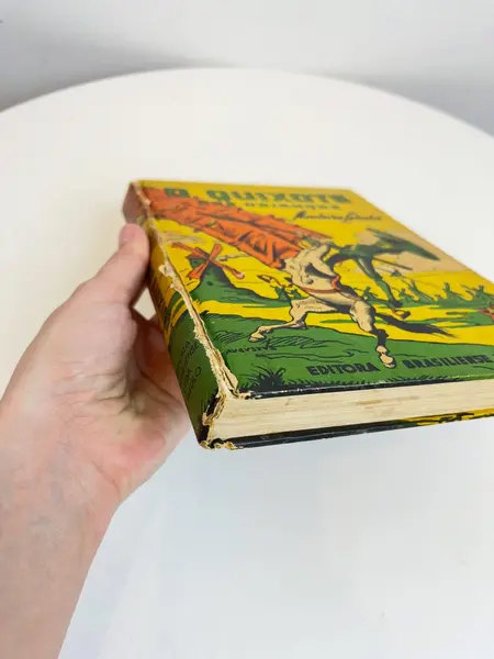 Foto de um(a) ​Livro capa dura Dom Quixote das Crianças - Monteiro Lobato 1957, da categoria de Livros. Livro capa dura D. Quixote das Crianças, contado por Dona Benta, de Monteiro Lobato. De 1957. Marcas do tempo e uso como nas... Mostrado de uma perspectiva diferente. Vendido no marketplace Trésors.