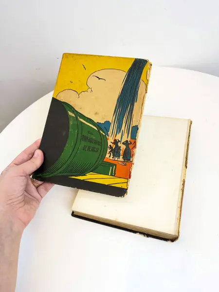 Foto de um(a) ​Livro capa dura O Poço do Visconde - Monteiro Lobato 1957, da categoria de Livros. Livro capa dura O Poço do Visconde, de Monteiro Lobato, de 1957. Marcas do tempo e uso como nas fotos, incluindo a capa... Mostrado de uma perspectiva diferente. Vendido no marketplace Trésors.