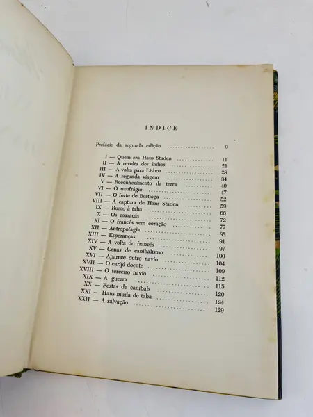 Foto de um(a) ​Livro capa dura As Aventuras de Hans Staden - Monteiro Lobato 1957, da categoria de Livros. Livro capa dura As Aventuras de Hans Staden, narrado por Dona Benta, de Monteiro Lobato, de 1957. Marcas do tempo e uso como... Mostrado de uma perspectiva diferente. Vendido no marketplace Trésors.