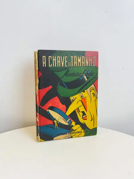 Foto de um(a) ​ Livro capa dura A Chave do Tamanho - Monteiro Lobato 1957, da categoria de Livros. Livro capa dura A Chave do Tamanho, de Monteiro Lobato, de 1957. Marcas do tempo e uso como nas fotos. Ilustrado. 193... Mostrado de uma perspectiva diferente. Vendido no marketplace Trésors.