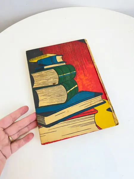 Foto de um(a) ​ Livro capa dura A Chave do Tamanho - Monteiro Lobato 1957, da categoria de Livros. Livro capa dura A Chave do Tamanho, de Monteiro Lobato, de 1957. Marcas do tempo e uso como nas fotos. Ilustrado. 193... Mostrado de uma perspectiva diferente. Vendido no marketplace Trésors.