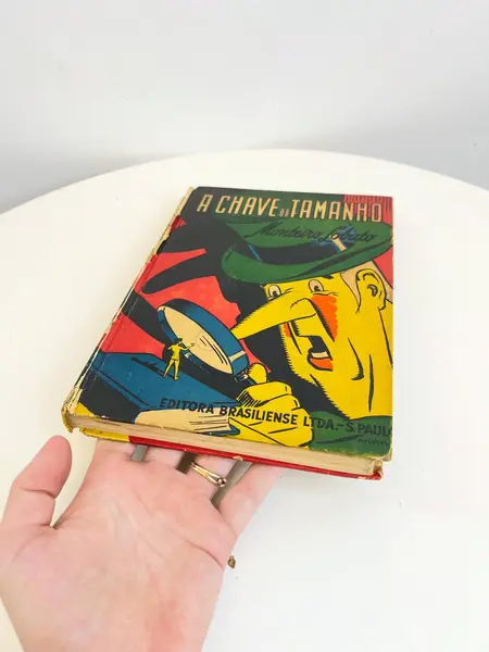 Foto de um(a) ​ Livro capa dura A Chave do Tamanho - Monteiro Lobato 1957, da categoria de Livros. Livro capa dura A Chave do Tamanho, de Monteiro Lobato, de 1957. Marcas do tempo e uso como nas fotos. Ilustrado. 193... Mostrado de uma perspectiva diferente. Vendido no marketplace Trésors.