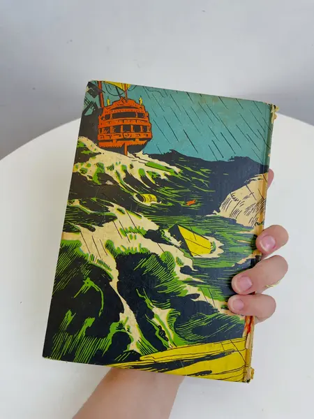 Foto de um(a) ​Livro capa dura As Aventuras de Hans Staden - Monteiro Lobato 1957, da categoria de Livros. Livro capa dura As Aventuras de Hans Staden, narrado por Dona Benta, de Monteiro Lobato, de 1957. Marcas do tempo e uso como... Mostrado de uma perspectiva diferente. Vendido no marketplace Trésors.