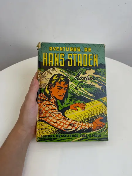 Foto de um(a) ​Livro capa dura As Aventuras de Hans Staden - Monteiro Lobato 1957, da categoria de Livros. Livro capa dura As Aventuras de Hans Staden, narrado por Dona Benta, de Monteiro Lobato, de 1957. Marcas do tempo e uso como... Mostrado de uma perspectiva diferente. Vendido no marketplace Trésors.