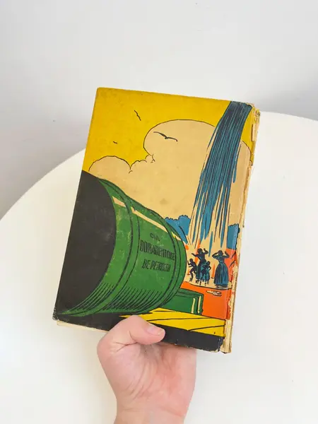 Foto de um(a) ​Livro capa dura O Poço do Visconde - Monteiro Lobato 1957, da categoria de Livros. Livro capa dura O Poço do Visconde, de Monteiro Lobato, de 1957. Marcas do tempo e uso como nas fotos, incluindo a capa... Mostrado de uma perspectiva diferente. Vendido no marketplace Trésors.
