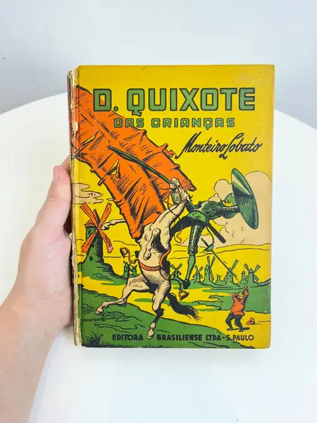 Foto de um(a) ​Livro capa dura Dom Quixote das Crianças - Monteiro Lobato 1957, da categoria de Livros. Livro capa dura D. Quixote das Crianças, contado por Dona Benta, de Monteiro Lobato. De 1957. Marcas do tempo e uso como nas... Mostrado de uma perspectiva diferente. Vendido no marketplace Trésors.