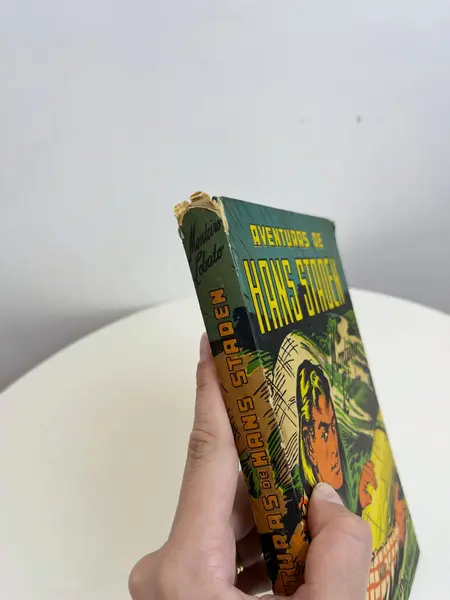 Foto de um(a) ​Livro capa dura As Aventuras de Hans Staden - Monteiro Lobato 1957, da categoria de Livros. Livro capa dura As Aventuras de Hans Staden, narrado por Dona Benta, de Monteiro Lobato, de 1957. Marcas do tempo e uso como... Mostrado de uma perspectiva diferente. Vendido no marketplace Trésors.