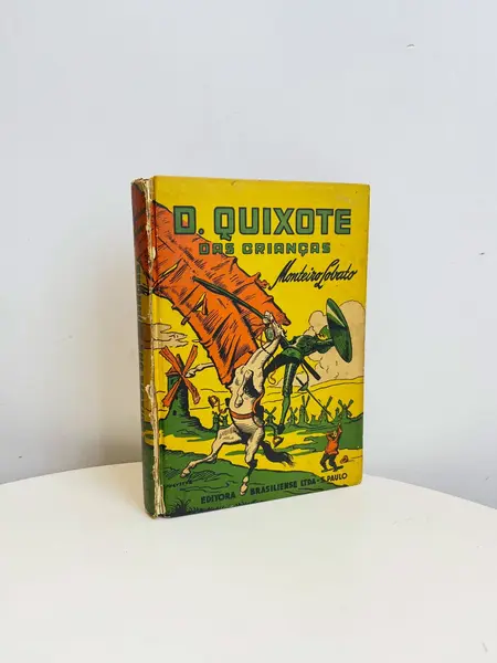 Foto de um(a) ​Livro capa dura Dom Quixote das Crianças - Monteiro Lobato 1957, da categoria de Livros. Livro capa dura D. Quixote das Crianças, contado por Dona Benta, de Monteiro Lobato. De 1957. Marcas do tempo e uso como nas... Mostrado de uma perspectiva diferente. Vendido no marketplace Trésors.