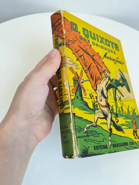 Foto de um(a) ​Livro capa dura Dom Quixote das Crianças - Monteiro Lobato 1957, da categoria de Livros. Livro capa dura D. Quixote das Crianças, contado por Dona Benta, de Monteiro Lobato. De 1957. Marcas do tempo e uso como nas... Mostrado de uma perspectiva diferente. Vendido no marketplace Trésors.