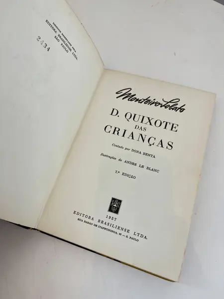Foto de um(a) ​Livro capa dura Dom Quixote das Crianças - Monteiro Lobato 1957, da categoria de Livros. Livro capa dura D. Quixote das Crianças, contado por Dona Benta, de Monteiro Lobato. De 1957. Marcas do tempo e uso como nas... Mostrado de uma perspectiva diferente. Vendido no marketplace Trésors.