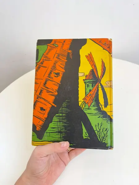 Foto de um(a) ​Livro capa dura Dom Quixote das Crianças - Monteiro Lobato 1957, da categoria de Livros. Livro capa dura D. Quixote das Crianças, contado por Dona Benta, de Monteiro Lobato. De 1957. Marcas do tempo e uso como nas... Mostrado de uma perspectiva diferente. Vendido no marketplace Trésors.