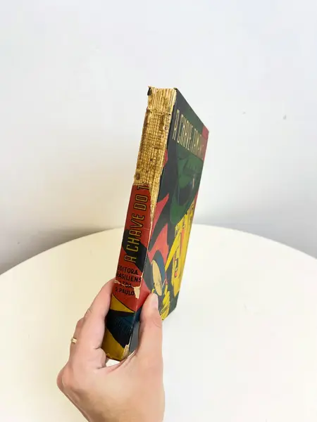 Foto de um(a) ​ Livro capa dura A Chave do Tamanho - Monteiro Lobato 1957, da categoria de Livros. Livro capa dura A Chave do Tamanho, de Monteiro Lobato, de 1957. Marcas do tempo e uso como nas fotos. Ilustrado. 193... Mostrado de uma perspectiva diferente. Vendido no marketplace Trésors.
