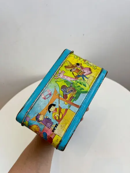 Foto de um(a) ​Antiga e rara lancheira da Disney, de 1979 em metal, da categoria de Outros colecionáveis. Antiga e rara lancheira da Disney, de 1979. Em metal estampado. Com marcas do tempo e uso como nas fotos. Medidas: 20x19cm. Mostrado de uma perspectiva diferente. Vendido no marketplace Trésors.