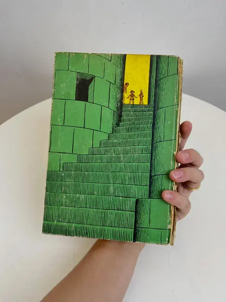 Foto de um(a) ​ Livro capa dura O Minotauro - Monteiro Lobato 1960, da categoria de Livros. Livro capa dura O Minotauro, contado por Dona Benta, de Monteiro Lobato. De 1960. Marcas do tempo e uso como nas fotos.... Mostrado de uma perspectiva diferente. Vendido no marketplace Trésors.