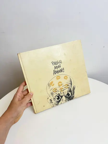 Foto de um(a) Livro "Pablo, Mon Amour!" - Editora O Globo 1987, da categoria de Livros. Livro capa dura em português, de 1987. O livro é “uma homenagem de caricaturista ao maior artista do século e foi realizado... Mostrado de uma perspectiva diferente. Vendido no marketplace Trésors.