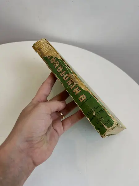 Foto de um(a) ​ Livro capa dura O Minotauro - Monteiro Lobato 1960, da categoria de Livros. Livro capa dura O Minotauro, contado por Dona Benta, de Monteiro Lobato. De 1960. Marcas do tempo e uso como nas fotos.... Mostrado de uma perspectiva diferente. Vendido no marketplace Trésors.