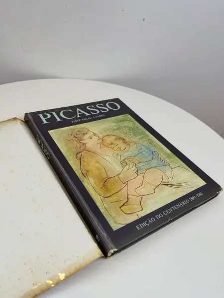 Foto de um(a) Livro capa dura em português - Picasso - 1981, da categoria de Livros. Livro capa dura em português, de 1981, muito ilustrado a cores, sobre as obras de Picasso. Marcas do tempo e uso. 150... Mostrado de uma perspectiva diferente. Vendido no marketplace Trésors.