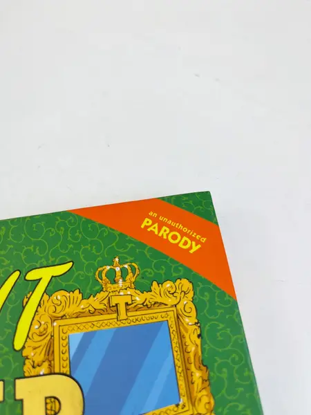 Foto de um(a) Livro capa dura Good Night Trump 2018, da categoria de Livros. Livro capa dura ilustrado com uma paródia não autorizada sobre o Trump. Leves marcas do tempo e uso. De 2018, em inglês. Mostrado de uma perspectiva diferente. Vendido no marketplace Trésors.