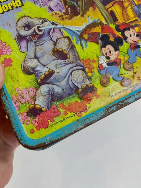 Foto de um(a) ​Antiga e rara lancheira da Disney, de 1979 em metal, da categoria de Outros colecionáveis. Antiga e rara lancheira da Disney, de 1979. Em metal estampado. Com marcas do tempo e uso como nas fotos. Medidas: 20x19cm. Mostrado de uma perspectiva diferente. Vendido no marketplace Trésors.