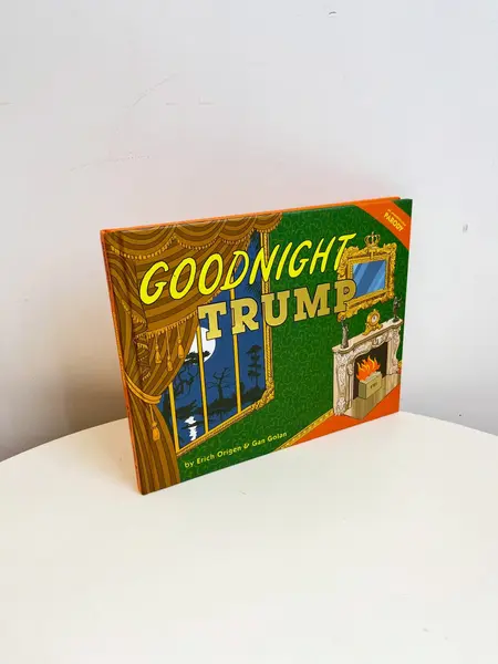 Foto de um(a) Livro capa dura Good Night Trump 2018, da categoria de Livros. Livro capa dura ilustrado com uma paródia não autorizada sobre o Trump. Leves marcas do tempo e uso. De 2018, em inglês. Mostrado de uma perspectiva diferente. Vendido no marketplace Trésors.