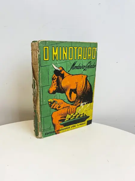 Foto de um(a) ​ Livro capa dura O Minotauro - Monteiro Lobato 1960, da categoria de Livros. Livro capa dura O Minotauro, contado por Dona Benta, de Monteiro Lobato. De 1960. Marcas do tempo e uso como nas fotos.... Mostrado de uma perspectiva diferente. Vendido no marketplace Trésors.