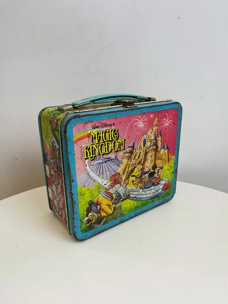 Foto de um(a) ​Antiga e rara lancheira da Disney, de 1979 em metal, da categoria de Outros colecionáveis. Antiga e rara lancheira da Disney, de 1979. Em metal estampado. Com marcas do tempo e uso como nas fotos. Medidas: 20x19cm. Mostrado de uma perspectiva diferente. Vendido no marketplace Trésors.