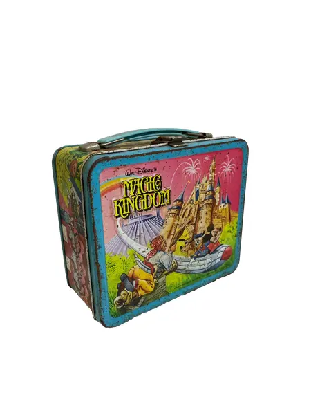 Foto de um(a) ​Antiga e rara lancheira da Disney, de 1979 em metal, da categoria de Outros colecionáveis. Antiga e rara lancheira da Disney, de 1979. Em metal estampado. Com marcas do tempo e uso como nas fotos. Medidas: 20x19cm. Vendido no marketplace Trésors.