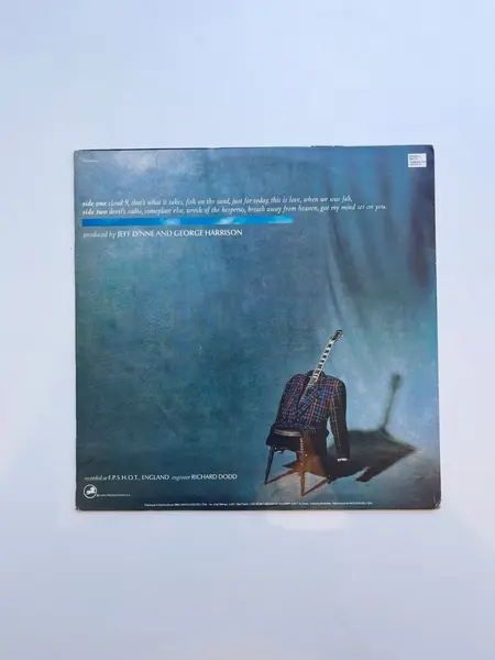 Foto de um(a) ​Disco de vinil Cloud Nine - George Harrison 1988, da categoria de LPs ou Discos de Vinil . Disco de vinil Cloud Nine, George Harrison de 1988. Sem ricos. Mostrado de uma perspectiva diferente. Vendido no marketplace Trésors.