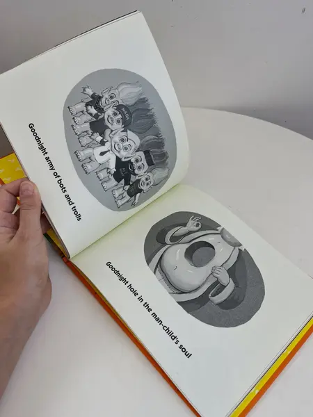 Foto de um(a) Livro capa dura Good Night Trump 2018, da categoria de Livros. Livro capa dura ilustrado com uma paródia não autorizada sobre o Trump. Leves marcas do tempo e uso. De 2018, em inglês. Mostrado de uma perspectiva diferente. Vendido no marketplace Trésors.