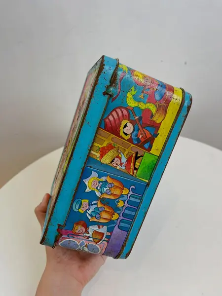 Foto de um(a) ​Antiga e rara lancheira da Disney, de 1979 em metal, da categoria de Outros colecionáveis. Antiga e rara lancheira da Disney, de 1979. Em metal estampado. Com marcas do tempo e uso como nas fotos. Medidas: 20x19cm. Mostrado de uma perspectiva diferente. Vendido no marketplace Trésors.