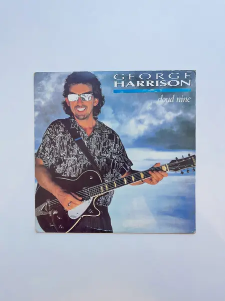 Foto de um(a) ​Disco de vinil Cloud Nine - George Harrison 1988, da categoria de LPs ou Discos de Vinil . Disco de vinil Cloud Nine, George Harrison de 1988. Sem ricos. Mostrado de uma perspectiva diferente. Vendido no marketplace Trésors.