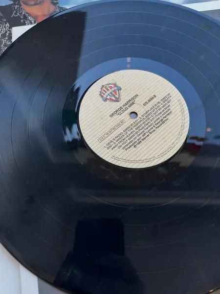 Foto de um(a) ​Disco de vinil Cloud Nine - George Harrison 1988, da categoria de LPs ou Discos de Vinil . Disco de vinil Cloud Nine, George Harrison de 1988. Sem ricos. Mostrado de uma perspectiva diferente. Vendido no marketplace Trésors.