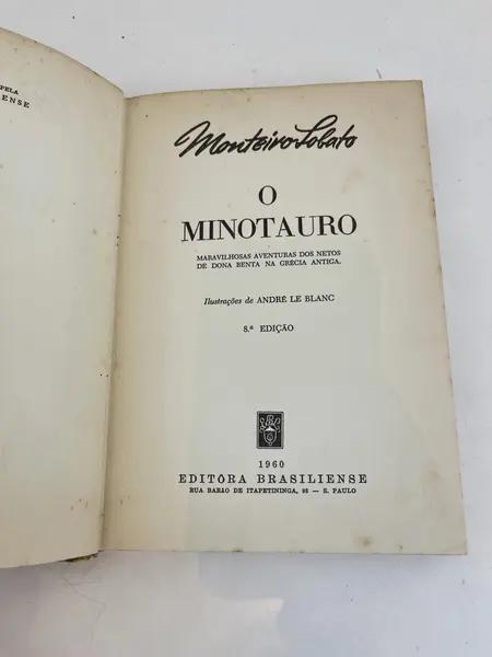 Foto de um(a) ​ Livro capa dura O Minotauro - Monteiro Lobato 1960, da categoria de Livros. Livro capa dura O Minotauro, contado por Dona Benta, de Monteiro Lobato. De 1960. Marcas do tempo e uso como nas fotos.... Mostrado de uma perspectiva diferente. Vendido no marketplace Trésors.