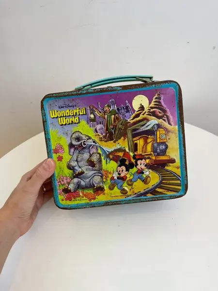 Foto de um(a) ​Antiga e rara lancheira da Disney, de 1979 em metal, da categoria de Outros colecionáveis. Antiga e rara lancheira da Disney, de 1979. Em metal estampado. Com marcas do tempo e uso como nas fotos. Medidas: 20x19cm. Mostrado de uma perspectiva diferente. Vendido no marketplace Trésors.