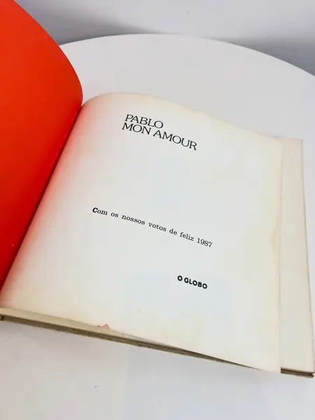 Foto de um(a) Livro "Pablo, Mon Amour!" - Editora O Globo 1987, da categoria de Livros. Livro capa dura em português, de 1987. O livro é “uma homenagem de caricaturista ao maior artista do século e foi realizado... Mostrado de uma perspectiva diferente. Vendido no marketplace Trésors.