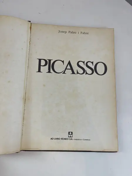Foto de um(a) Livro capa dura em português - Picasso - 1981, da categoria de Livros. Livro capa dura em português, de 1981, muito ilustrado a cores, sobre as obras de Picasso. Marcas do tempo e uso. 150... Mostrado de uma perspectiva diferente. Vendido no marketplace Trésors.