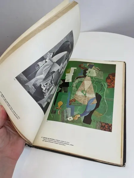 Foto de um(a) Livro capa dura em português - Picasso - 1981, da categoria de Livros. Livro capa dura em português, de 1981, muito ilustrado a cores, sobre as obras de Picasso. Marcas do tempo e uso. 150... Mostrado de uma perspectiva diferente. Vendido no marketplace Trésors.