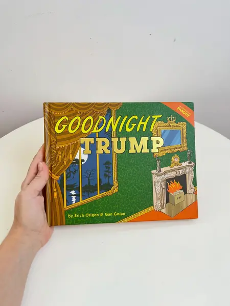 Foto de um(a) Livro capa dura Good Night Trump 2018, da categoria de Livros. Livro capa dura ilustrado com uma paródia não autorizada sobre o Trump. Leves marcas do tempo e uso. De 2018, em inglês. Mostrado de uma perspectiva diferente. Vendido no marketplace Trésors.