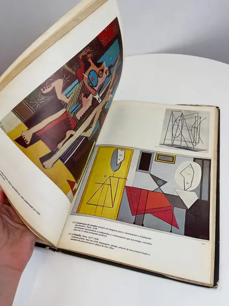 Foto de um(a) Livro capa dura em português - Picasso - 1981, da categoria de Livros. Livro capa dura em português, de 1981, muito ilustrado a cores, sobre as obras de Picasso. Marcas do tempo e uso. 150... Mostrado de uma perspectiva diferente. Vendido no marketplace Trésors.