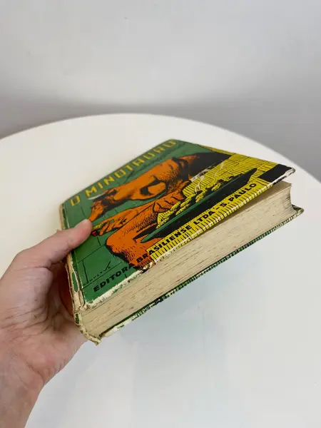Foto de um(a) ​ Livro capa dura O Minotauro - Monteiro Lobato 1960, da categoria de Livros. Livro capa dura O Minotauro, contado por Dona Benta, de Monteiro Lobato. De 1960. Marcas do tempo e uso como nas fotos.... Mostrado de uma perspectiva diferente. Vendido no marketplace Trésors.