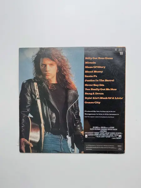 Foto de um(a) ​ LP Blaze of Glory - Bon Jovi 1990 - inspirado no filme Young Guns II, da categoria de LPs ou Discos de Vinil. LP Blaze of Glory, Bon Jovi, de 1990, inspirado no filme Young Guns II. Perfeito estado. Mostrado de uma perspectiva diferente. Vendido no marketplace Trésors.