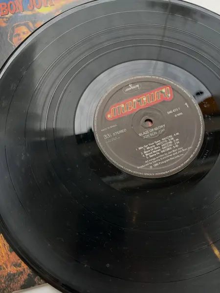 Foto de um(a) ​ LP Blaze of Glory - Bon Jovi 1990 - inspirado no filme Young Guns II, da categoria de LPs ou Discos de Vinil. LP Blaze of Glory, Bon Jovi, de 1990, inspirado no filme Young Guns II. Perfeito estado. Mostrado de uma perspectiva diferente. Vendido no marketplace Trésors.