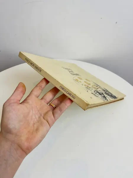 Foto de um(a) Livro "Pablo, Mon Amour!" - Editora O Globo 1987, da categoria de Livros. Livro capa dura em português, de 1987. O livro é “uma homenagem de caricaturista ao maior artista do século e foi realizado... Mostrado de uma perspectiva diferente. Vendido no marketplace Trésors.