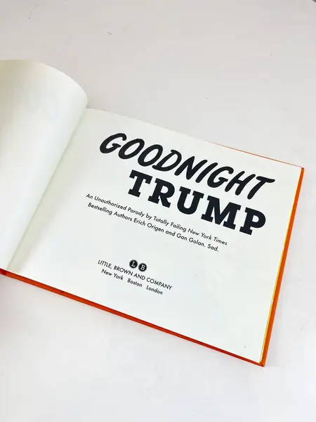 Foto de um(a) Livro capa dura Good Night Trump 2018, da categoria de Livros. Livro capa dura ilustrado com uma paródia não autorizada sobre o Trump. Leves marcas do tempo e uso. De 2018, em inglês. Mostrado de uma perspectiva diferente. Vendido no marketplace Trésors.
