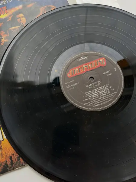 Foto de um(a) ​ LP Blaze of Glory - Bon Jovi 1990 - inspirado no filme Young Guns II, da categoria de LPs ou Discos de Vinil. LP Blaze of Glory, Bon Jovi, de 1990, inspirado no filme Young Guns II. Perfeito estado. Mostrado de uma perspectiva diferente. Vendido no marketplace Trésors.
