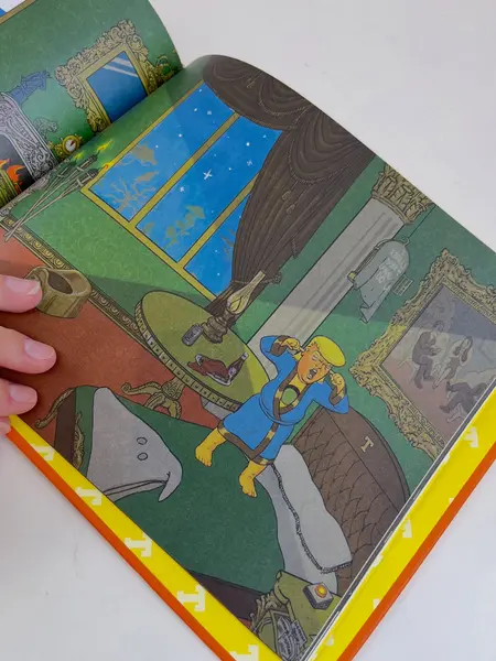Foto de um(a) Livro capa dura Good Night Trump 2018, da categoria de Livros. Livro capa dura ilustrado com uma paródia não autorizada sobre o Trump. Leves marcas do tempo e uso. De 2018, em inglês. Mostrado de uma perspectiva diferente. Vendido no marketplace Trésors.