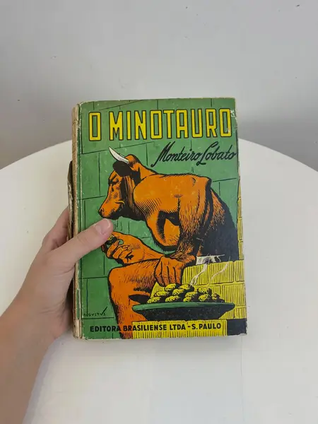 Foto de um(a) ​ Livro capa dura O Minotauro - Monteiro Lobato 1960, da categoria de Livros. Livro capa dura O Minotauro, contado por Dona Benta, de Monteiro Lobato. De 1960. Marcas do tempo e uso como nas fotos.... Mostrado de uma perspectiva diferente. Vendido no marketplace Trésors.