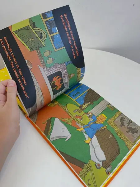 Foto de um(a) Livro capa dura Good Night Trump 2018, da categoria de Livros. Livro capa dura ilustrado com uma paródia não autorizada sobre o Trump. Leves marcas do tempo e uso. De 2018, em inglês. Mostrado de uma perspectiva diferente. Vendido no marketplace Trésors.